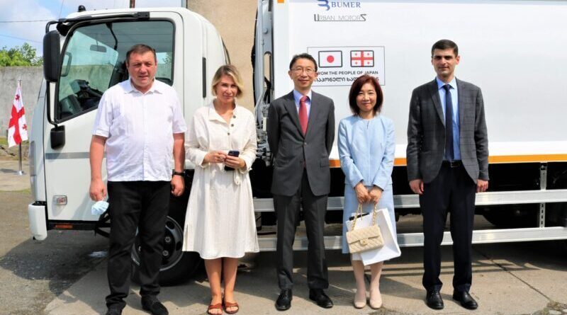 Посольство Японии передало в дар муниципалитету Озургети машину по сбору отходов и урны для пластика