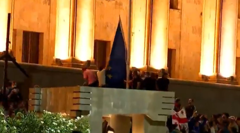 В Грузии обсуждают меры наказания за срыв государственного флага