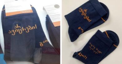 В Грузии сняли с производства носки с надписью «Не привьюсь!»