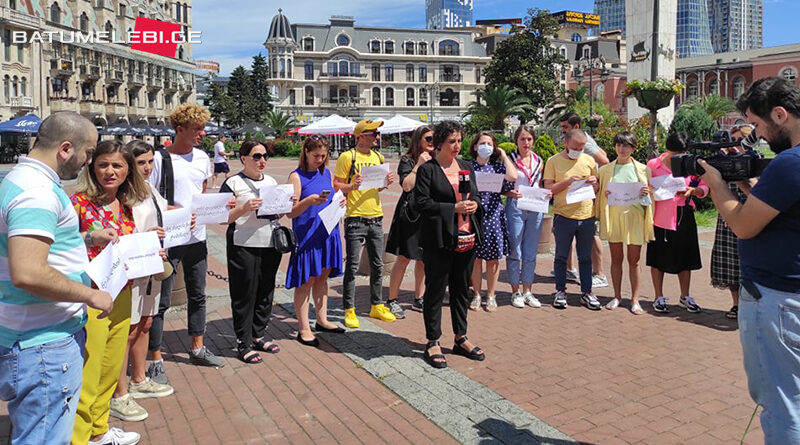 Во многих городах Грузии проходят акции с требованием наказать виновных в нападении на журналистов
