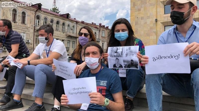 Журналисты провели акцию протеста у дома правительства в Тбилиси