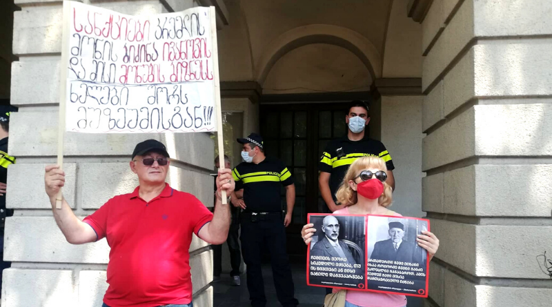 Протест в Тбилиси: Защитники Художественного музея встали в живую цепь вокруг здания