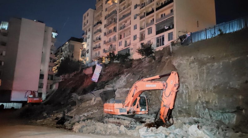 Строительство на улице Лорткипанидзе, где накануне произошло обрушение склона, будет остановлено