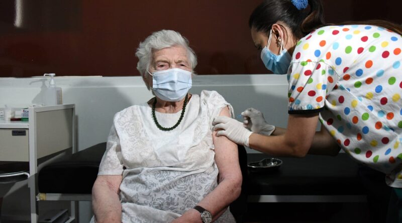 В Грузии 95-летняя женщина вакцинировалась от коронавируса