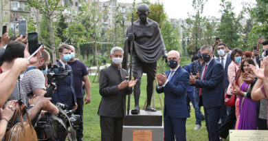 В Тбилиси украли очки с памятника Махатме Ганди