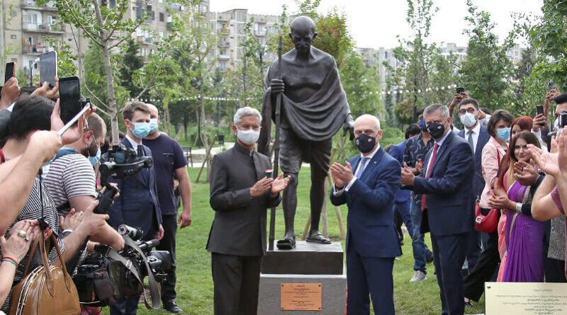 В Тбилиси украли очки с памятника Махатме Ганди