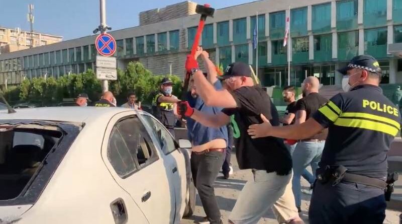 Двух членов «Гирчи-больше свободы» задержали во время акции у здания СГБ Грузии