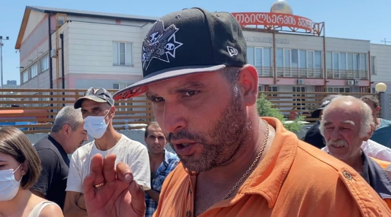 Экс-сотрудник Tbilservice Group продолжает акцию голодовки перед домом Иванишвили