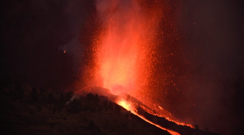 Извержение вулкана на Канарах. Эвакуированы тысячи человек