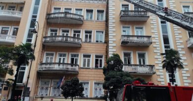 В Батуми на верхнем этаже жилого дома возник пожар