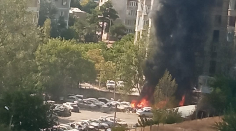 В районе Варкетили в Тбилиси полыхает пожар