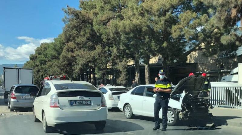 В Тбилиси произошло ДТП с участием четырех автомобилей