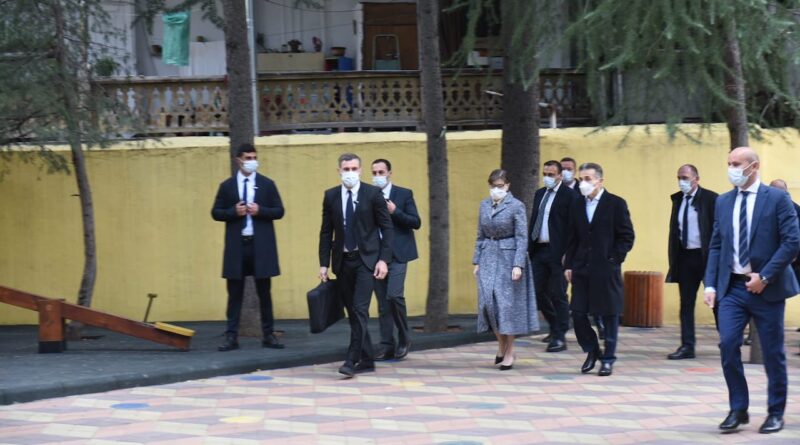Бидзина Иванишвили вновь покинул избирательный участок без комментариев