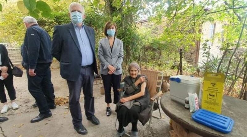 «Марафон по вакцинации»: 100-летняя жительница Кахети привилась от ковида