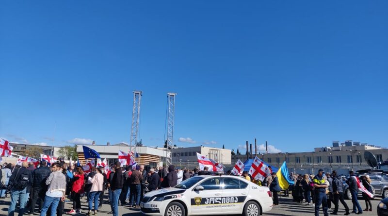 У руставской тюрьмы проходит акция в поддержку Саакашвили