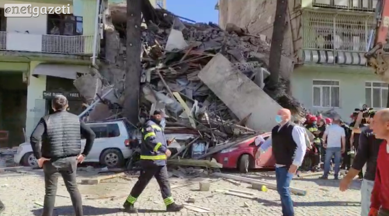 В Батуми на улице 26 Мая обрушилось здание [видео]
