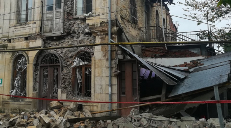 В Кутаиси в результате взрыва обрушился дом