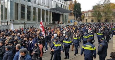 Акции в поддержку Саакашвили: Колонна демонстрантов двинулась к зданию Минюста Грузии
