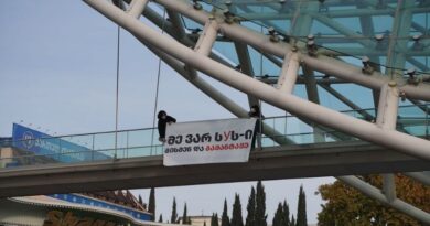 Члены партии «Дроа» развернули протестные транспаранты с мостов Тбилиси