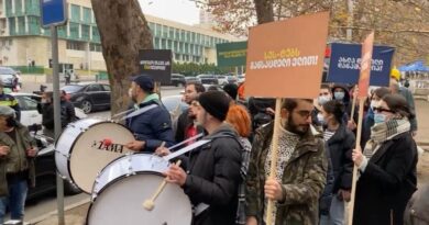 Движение Shame Movement провело акцию протеста у здания СГБ Грузии