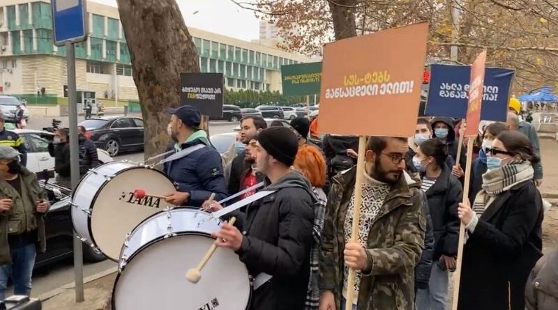 Движение Shame Movement провело акцию протеста у здания СГБ Грузии