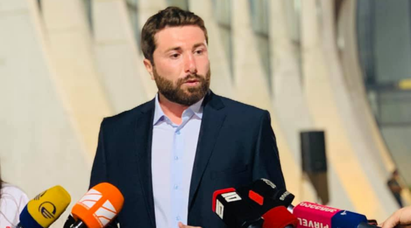 Экс-кандидат в мэры Тетрицкаро задержан возле здания парламента Грузии