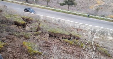 В Тбилиси на дороге соединяющей район Багеби с Цкнети обрушилась часть горного склона
