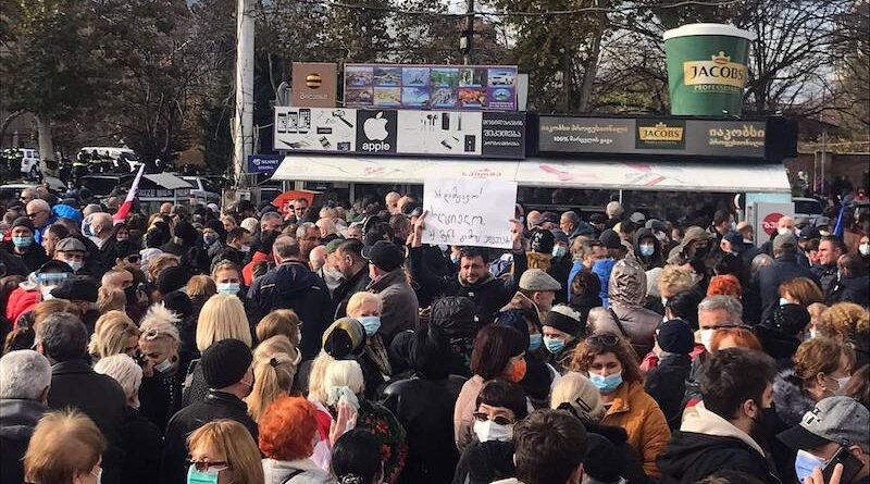 В Тбилиси проходит шествие «Единого национального движения»