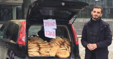 Житель Телави раздавал хлеб, купленный на деньги, подаренные ему на День рождения