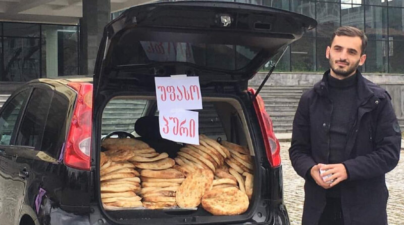 Житель Телави раздавал хлеб, купленный на деньги, подаренные ему на День рождения