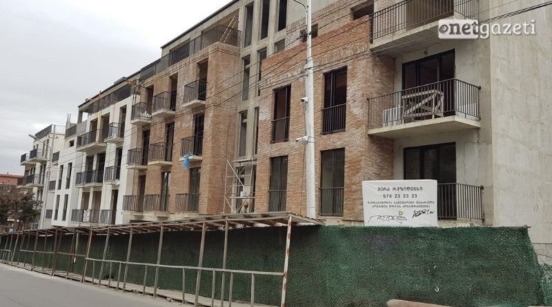 Бетонный монстр или важный объект — спорное строительство в историческом районе Тбилиси