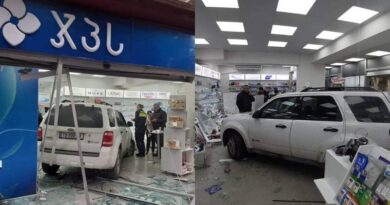 В Грузии автомобиль въехал в витрину аптеки