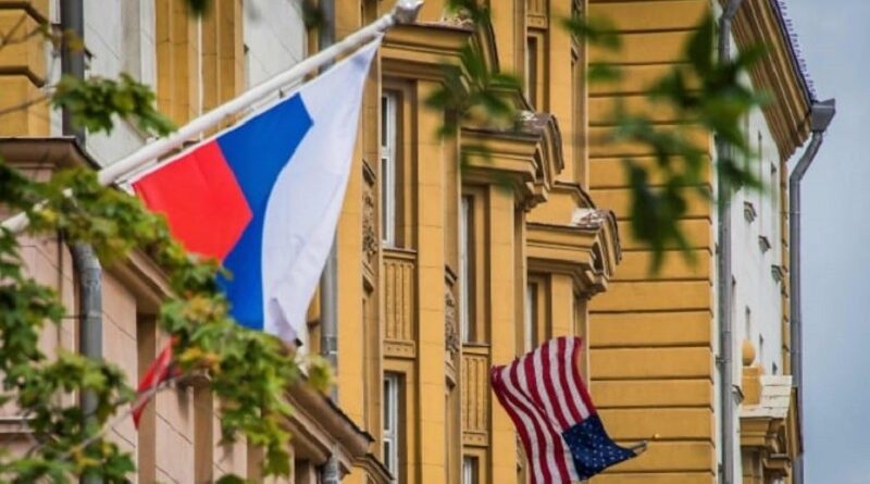 27 российских дипломатов покинули США