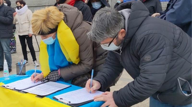 «Альтернатива» парламентской резолюции — В Грузии собирают подписи к петиции в поддержку Украины