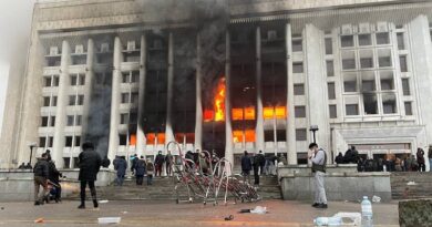 События в Казахстане: В Алматы горит здание прокуратуры и другие административные здания