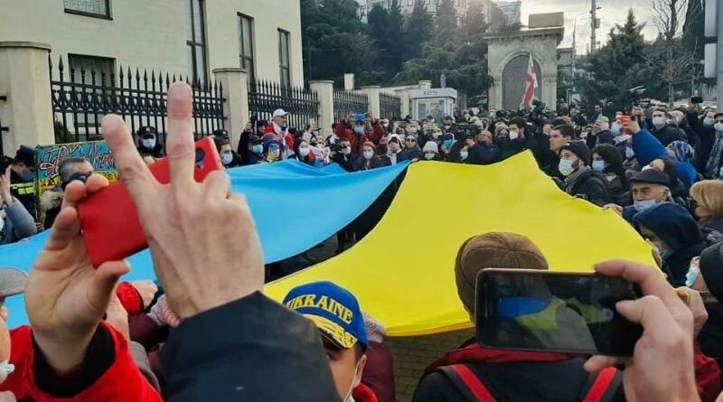 В Тбилиси прошла акция солидарности с Украиной