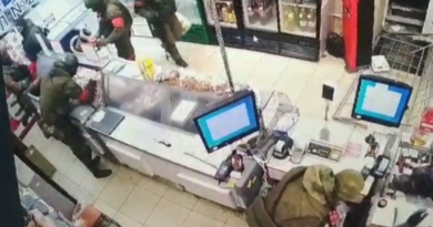 Голодные оккупанты РФ обнесли продуктовый магазин в Сумской области и попали на видео