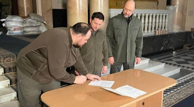 "Исторический момент": Зеленский подписал заявку на вступление Украины в ЕС