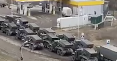 Огромная колонна российской военной техники едет в сторону материковой Украины