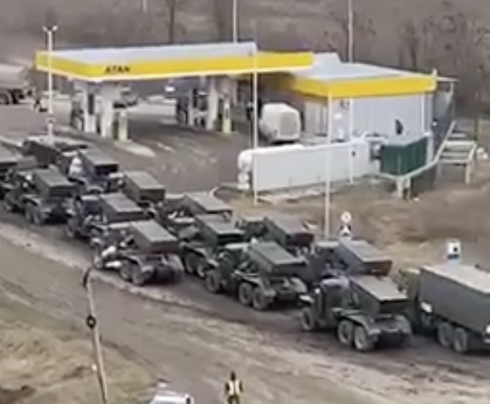 Огромная колонна российской военной техники едет в сторону материковой Украины