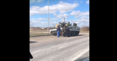 Оккупанты бросили танк под Николаевом, местные взяли в плен 20-летнего солдата РФ