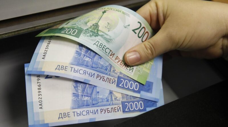 Российский рубль "в коме" на открытии торгов: обрушился на 40%