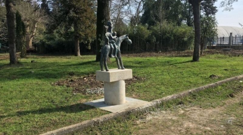 Со двора дворца Дадиани украдена бронзовая скульптура