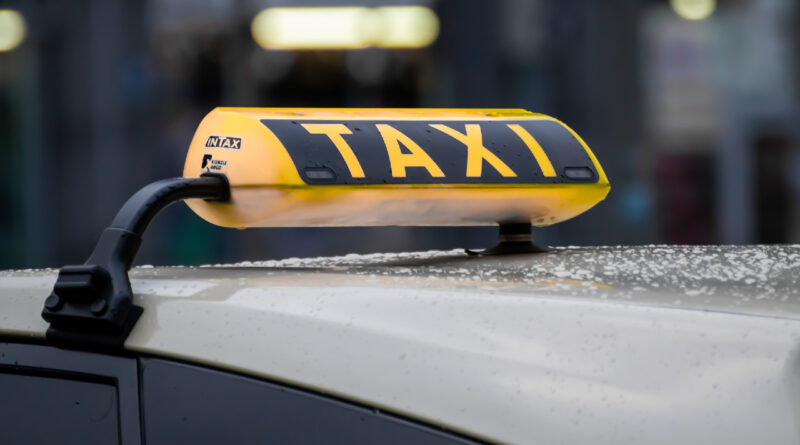 Тбилисским таксистам разрешат забирать и высаживать пассажиров на полосе для автобусов