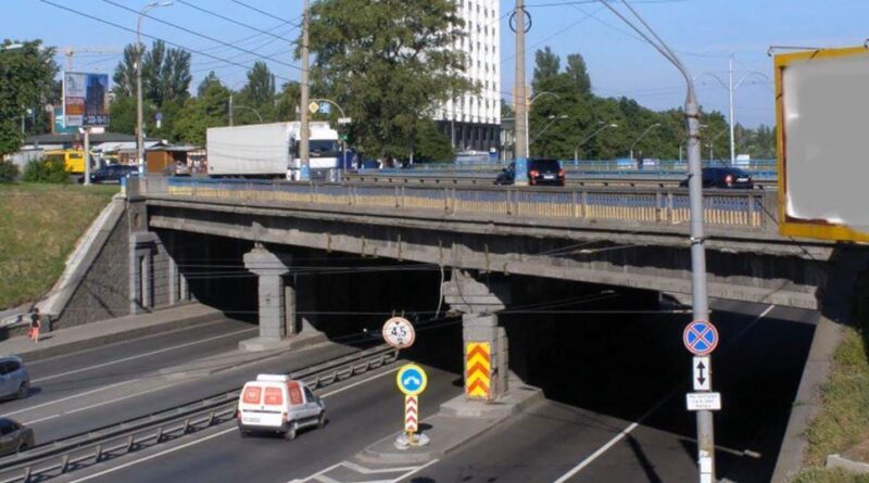 У метро Берейстейская взорвали мост, оккупанты направляются в сторону Шулявки