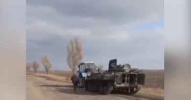 Украинские селяне украли российскую боевую машину и оттащили ее трактором