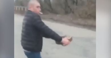 В Бердянске мужчина голыми руками перенес мину