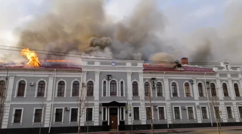 В Чернигове горит здание СБУ