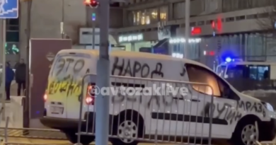 В Москве на улицу выехало авто с надписью "Народ, вставай"