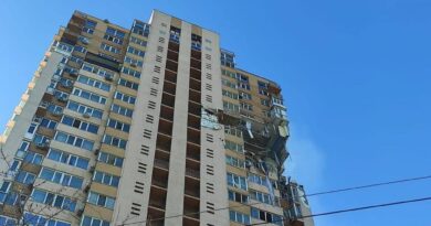 В Соломенском районе Киева пожар на складах после попадания боеприпаса